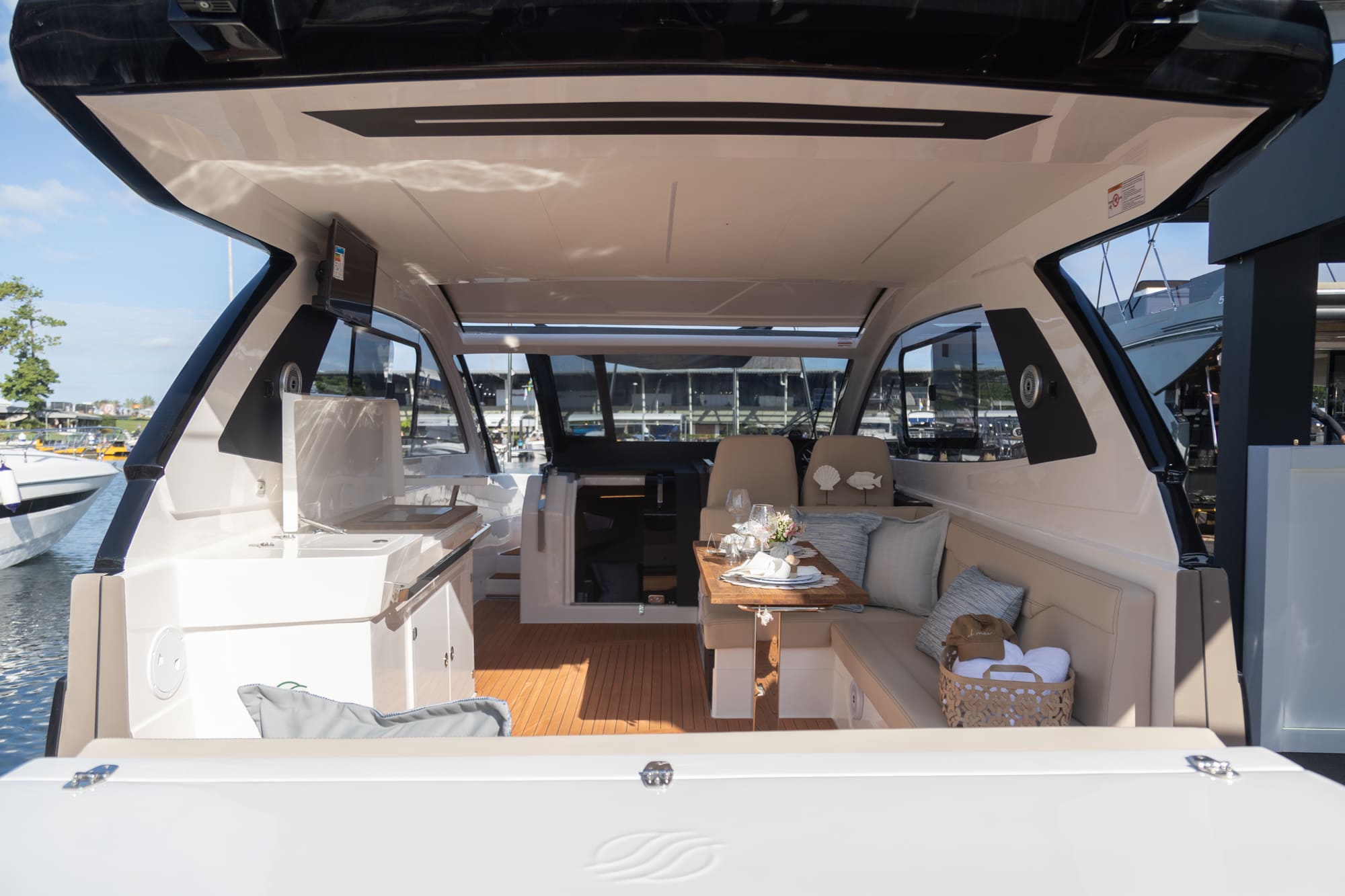 Solara 380 Bowrider: ambientes focados no day use 